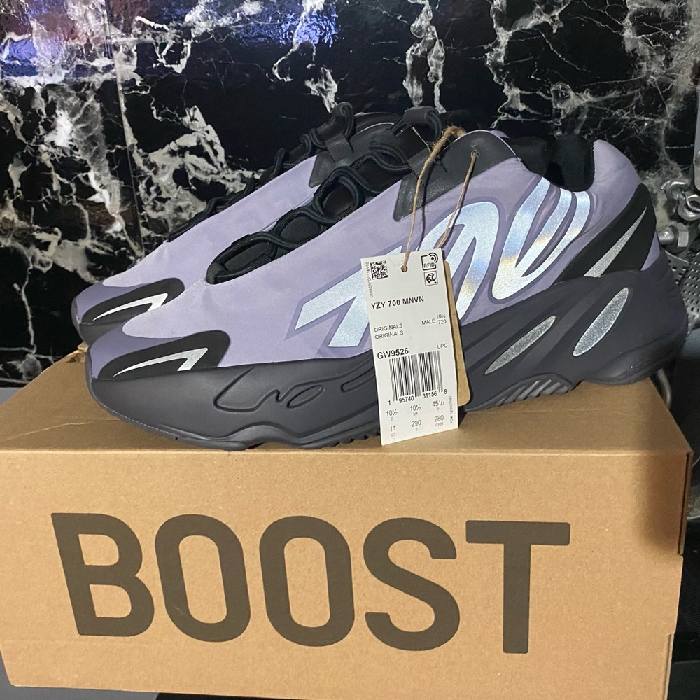 Adidas Yeezy 700